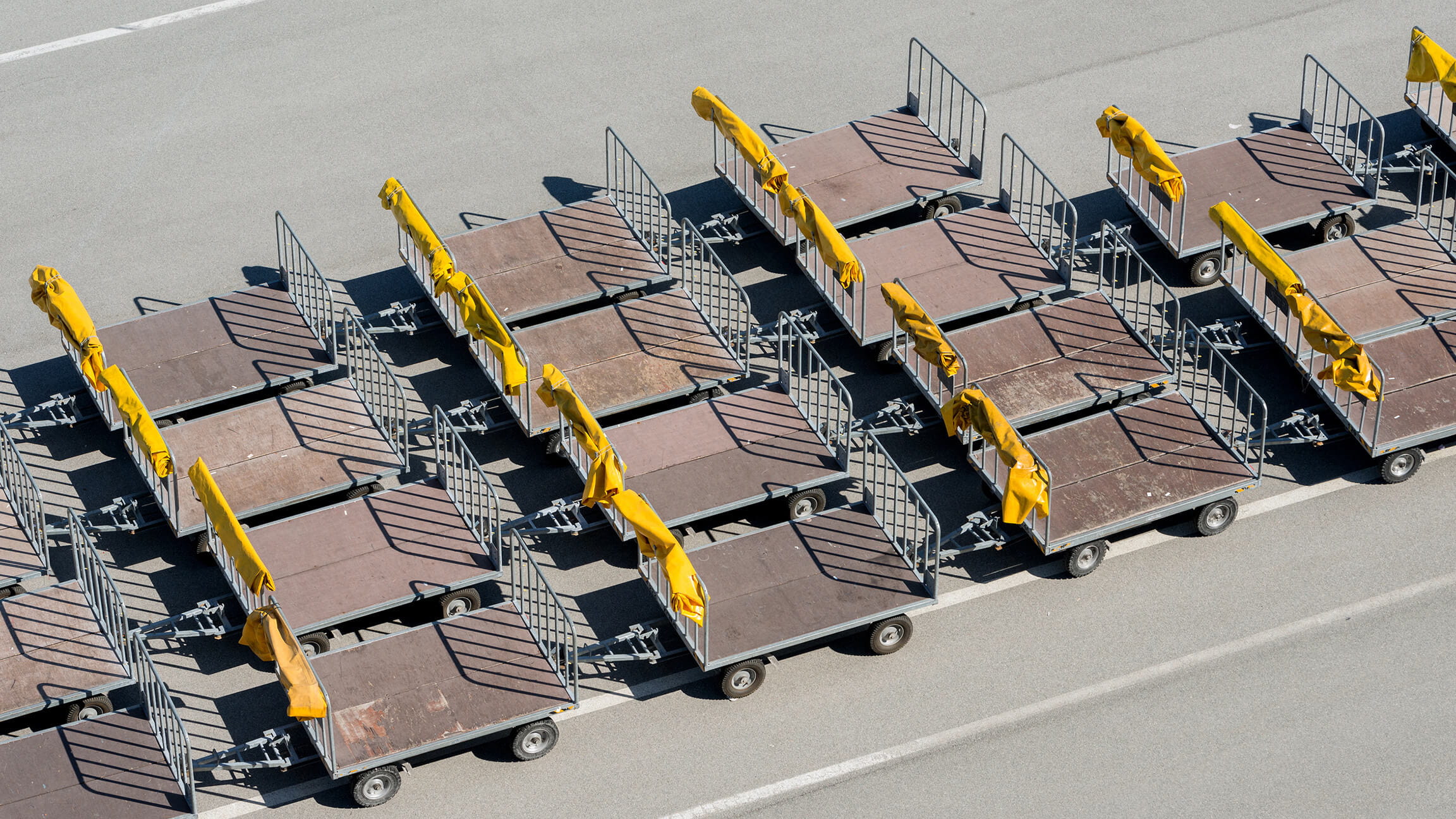 Gepäckwagen in Wartestellung am Flughafen