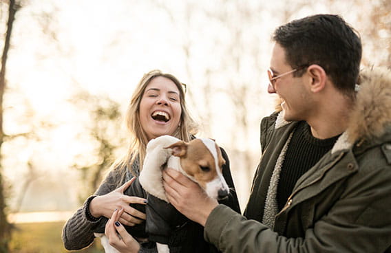 Junges Pärchen mit Hund