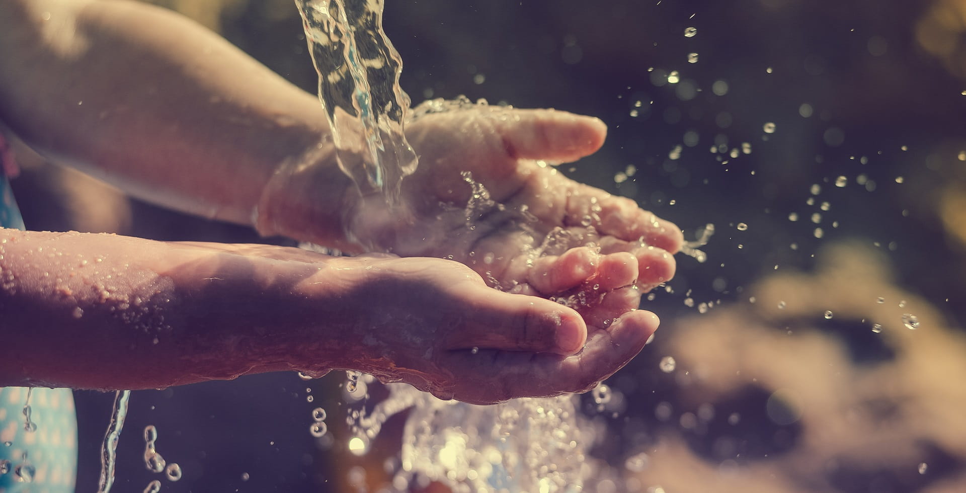 Kinderhände mit Wasser