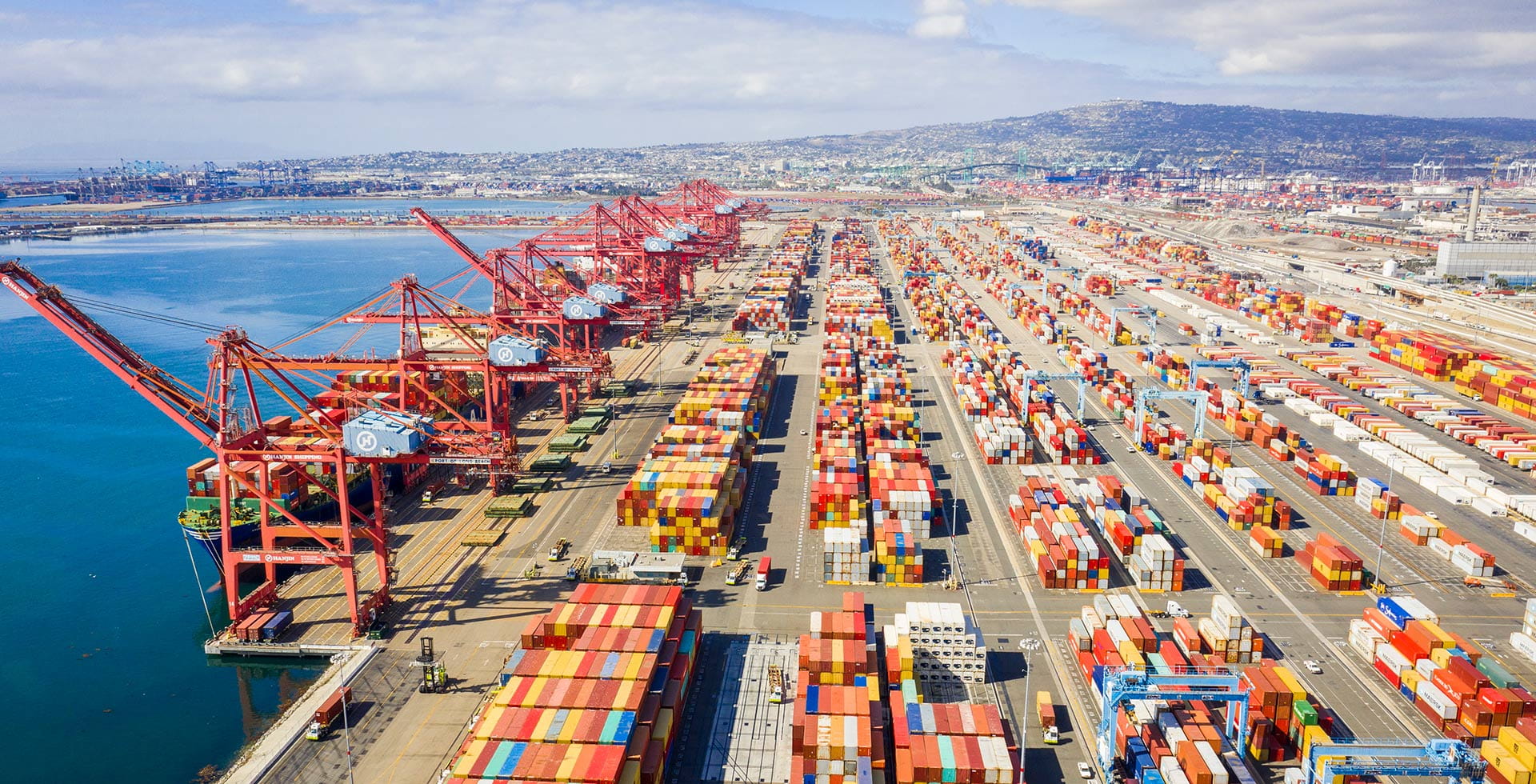 Luftbild von Containern im Hafen von Long Beach, Kalifornien